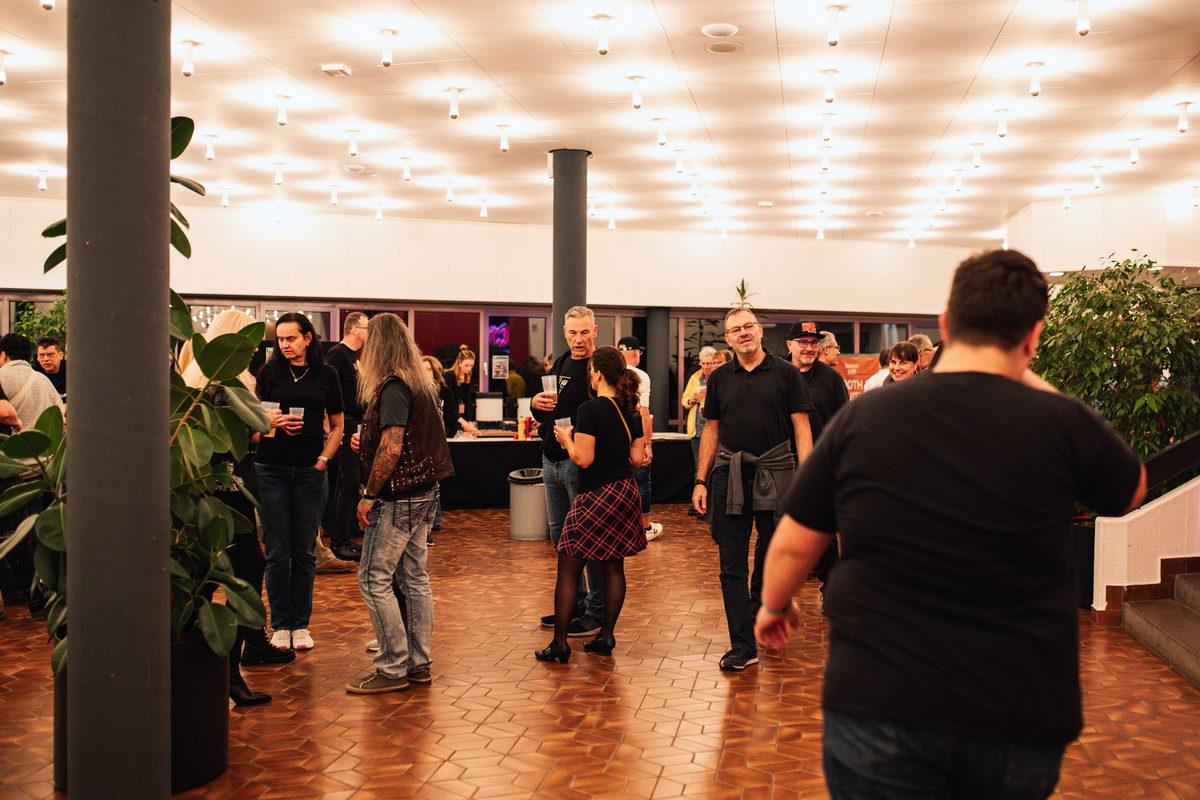 Besucher im Foyer der Willy-Brandt-Halle